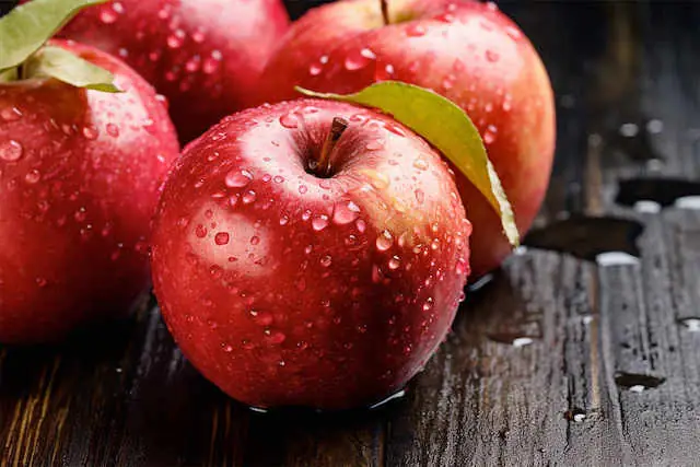 Mơ Thấy Ăn Táo Đánh Con Gì? Giải Mã Chi Tiết Điềm Báo & Con Số May Mắn