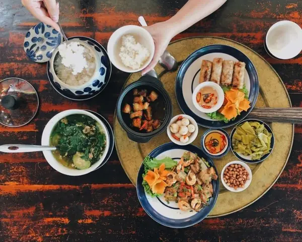 Giải Mã Giấc Mơ Thấy Uống Rượu Cùng Bạn Bè Và Con Số May Mắn