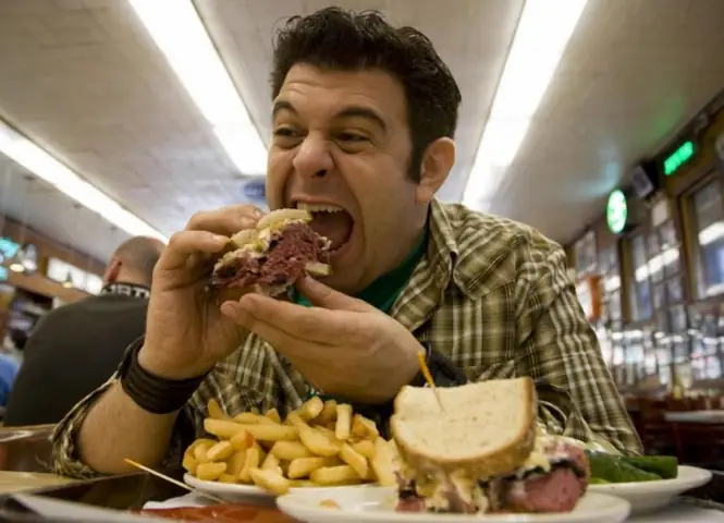 Giải Mã Giấc Mơ Thấy Ăn Uống Đông Người: Điềm Báo Gì & Nên Làm Gì?