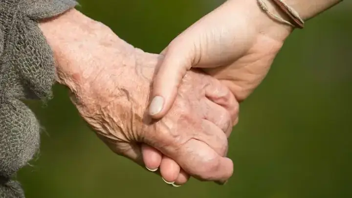 Giải Mã Giấc Mơ Thấy Bà Ngoại Đã Mất Nói Chuyện Với Mình: Điềm Báo Hay Nỗi Nhớ?