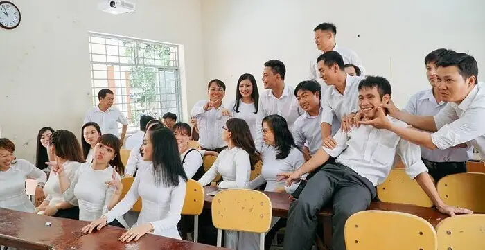 Mơ Thấy Bạn Cũ Học Cùng Lớp: Giải Mã Ý Nghĩa Tâm Linh Và Khoa Học