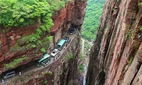 Giải Mã Giấc Mơ Rơi Xuống Hố: Điềm Báo Gì Và Con Số May Mắn?