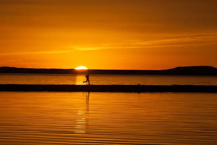 Giải Mã Giấc Mơ Thấy Bị Truy Sát Bằng Súng: Điềm Báo Và Những Con Số May Mắn