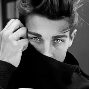 Mơ Thấy Ca Sĩ Nổi Tiếng Đánh Con Gì? Giải Mã Bí Ẩn Giấc Mơ Và Con Số May Mắn