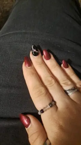 Giải Mã Giấc Mơ Thấy Cắt Móng Tay Cho Người Khác: Thông Điệp Từ Tiềm Thức Về Các Mối Quan Hệ