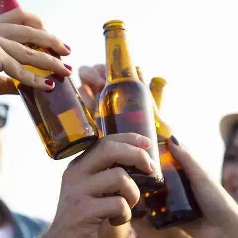 Mơ Thấy Chai Bia Đánh Con Gì? Giải Mã Giấc Mơ & Con Số May Mắn Chính Xác