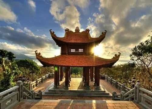 Mơ Thấy Chùa La Điềm Gì? Giải Mã Ý Nghĩa Giấc Mơ Thấy Chùa Chiền