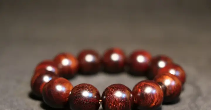 Giải Mã Giấc Mơ Thấy Chuỗi Hạt Đeo Tay: Ý Nghĩa, Điềm Báo Và Những Con Số May Mắn