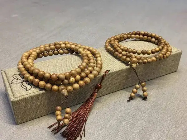 Giải Mã Giấc Mơ Thấy Chuỗi Hạt Đeo Tay: Ý Nghĩa, Điềm Báo Và Những Con Số May Mắn