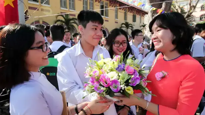 Giải Mã Giấc Mơ Thấy Cô Giáo Chủ Nhiệm Cũ: Điềm Báo Hay Hoài Niệm?