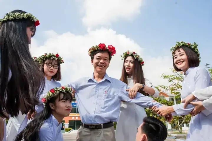 Giải Mã Giấc Mơ Thấy Cô Giáo Của Con Mình: Ý Nghĩa Tâm Linh Và Thông Điệp Từ Tiềm Thức