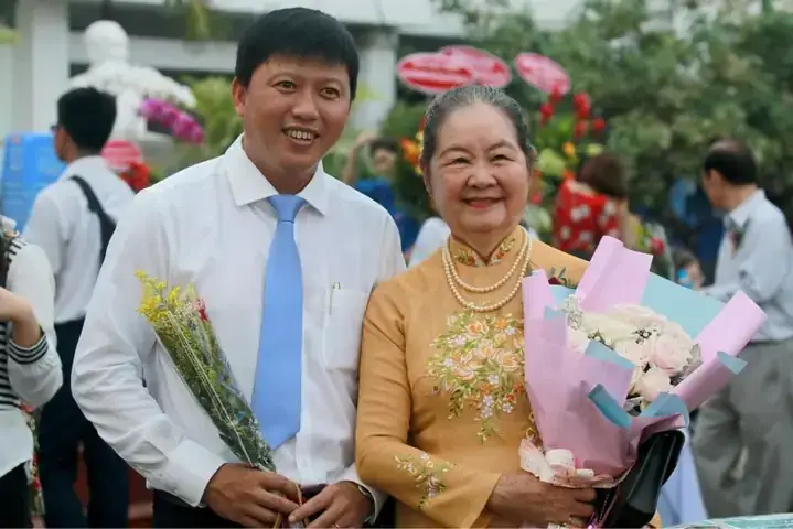 Giải Mã Giấc Mơ Thấy Cô Giáo Của Con Mình: Ý Nghĩa Tâm Linh Và Thông Điệp Từ Tiềm Thức