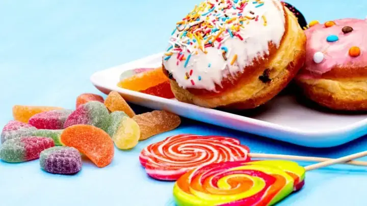 Mơ Thấy Có Người Cho Bánh Kẹo: Giải Mã Chi Tiết Ý Nghĩa & Con Số May Mắn