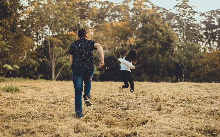 Giải Mã Giấc Mơ Thấy Có Người Đàn Ông Đuổi Theo: Áp Lực Hay Điềm Báo Gì?