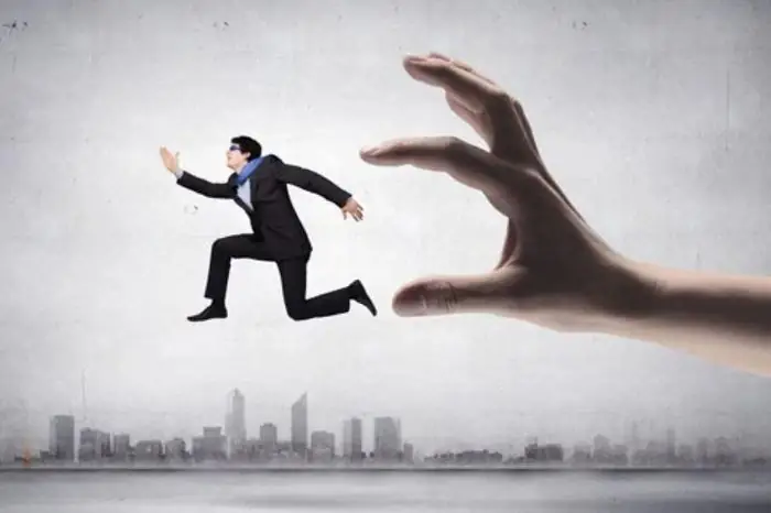 Giải Mã Giấc Mơ Thấy Có Người Đàn Ông Đuổi Theo: Áp Lực Hay Điềm Báo Gì?