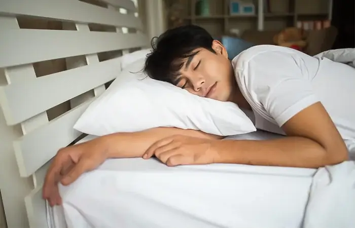 Giải Mã Giấc Mơ Thấy Có Người Ôm Mình Từ Phía Sau: Điềm Lành Hay Dữ?