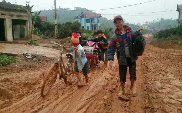 Giải Mã Giấc Mơ Thấy Con Đường Đầy Bùn Đất: Điềm Báo Gì Và Cách Hóa Giải?