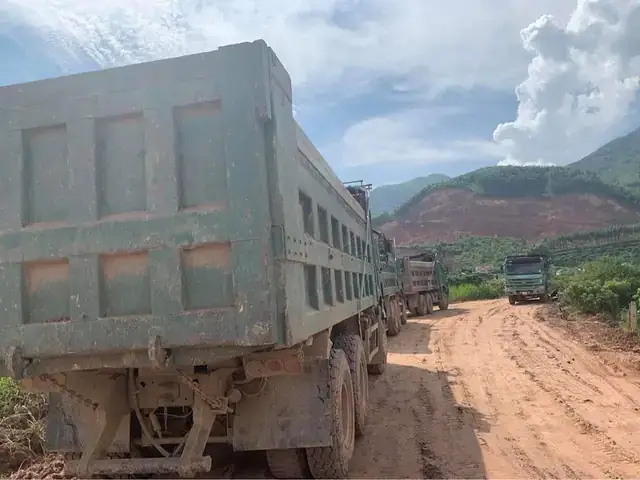 Giải Mã Giấc Mơ Thấy Con Đường Đầy Bùn Đất: Điềm Báo Gì Và Cách Hóa Giải?