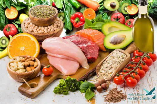 Giải Mã Bí Ẩn Giấc Mơ Thấy Đông Người Anh Em Uống Rượu: Điềm Báo Và Con Số May Mắn