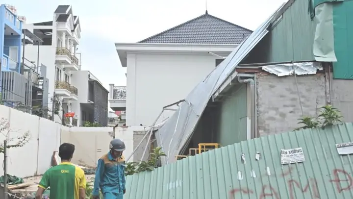 Giải Mã Giấc Mơ Thấy Gió Thổi Bay Nóc Nhà: Điềm Báo Gì Và Con Số May Mắn?