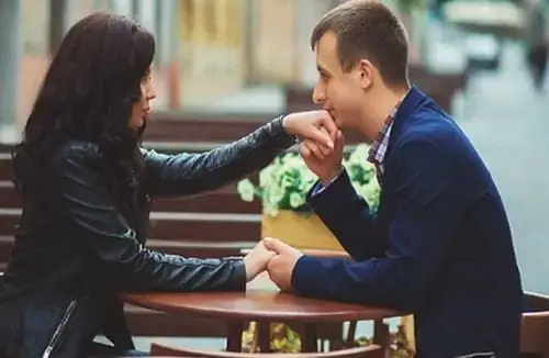 Giải Mã Giấc Mơ Thấy Hôn Người Khác Giới: Ý Nghĩa Tâm Linh Và Những Con Số May Mắn