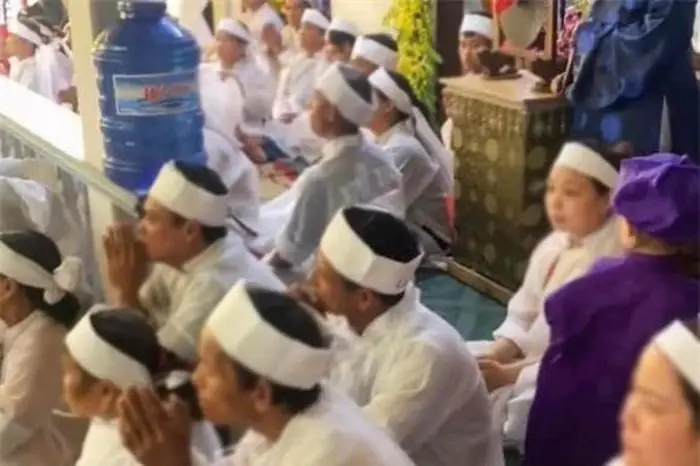 Giải Mã Giấc Mơ Thấy Khăn Tang Trắng: Điềm Báo Gì Và Con Số May Mắn?