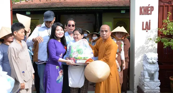 Giải Mã Giấc Mơ Thấy Lì Xì Cho Người Khác: Điềm Báo Và Ý Nghĩa Tâm Linh Sâu Sắc