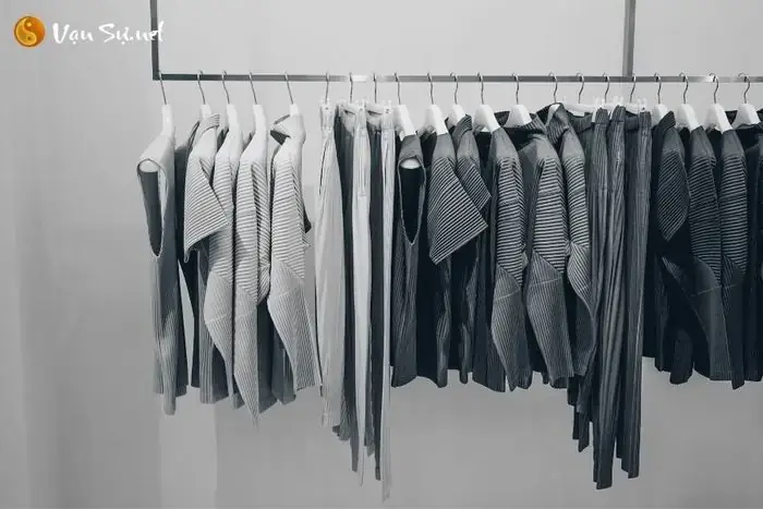 Giải Mã Giấc Mơ Thấy Mình Cởi Áo: Ý Nghĩa Tâm Linh Và Những Con Số May Mắn