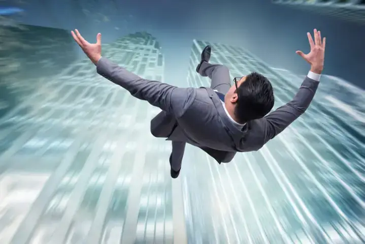 Giải Mã Giấc Mơ Thấy Mình Nhảy Từ Trên Cao Xuống: Thông Điệp Từ Tiềm Thức