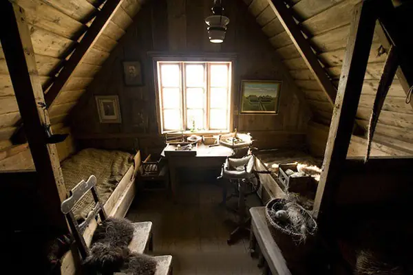 Mơ Thấy Mình Ở Trong Căn Nhà La: Giải Mã Ý Nghĩa Và Những Điềm Báo Ẩn Giấu