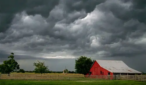 Giải Mã Giấc Mơ Thấy Mưa Bão, Sấm Chớp: Điềm Báo Gì Và Con Số May Mắn?