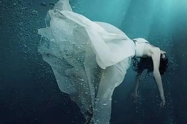 Giải Mã Ý Nghĩa Giấc Mơ Thấy Người Chết Nổi Trên Mặt Nước: Điềm Báo Và Những Con Số May Mắn