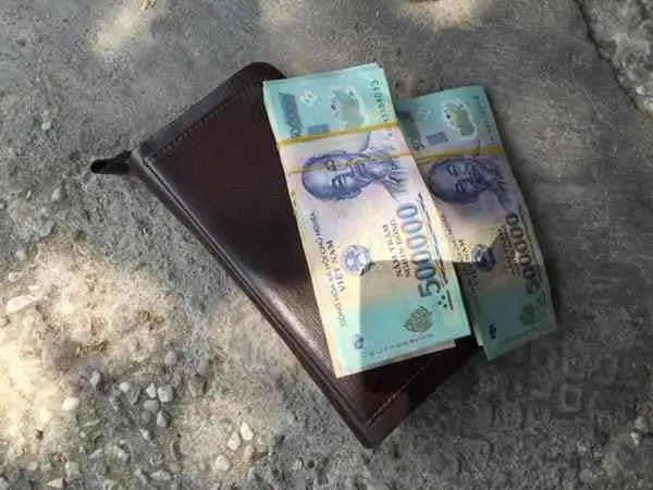 Giải Mã Ý Nghĩa Giấc Mơ Thấy Người Khác Cho Tiền 500 Nghìn: Điềm Báo Gì & Con Số May Mắn?