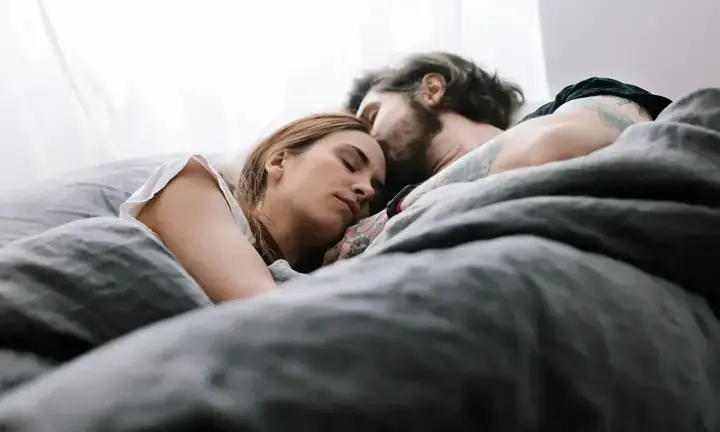 Giải Mã Giấc Mơ Thấy Người Khác Mặc Đồ Tang Lễ: Điềm Báo Gì & Con Số May Mắn