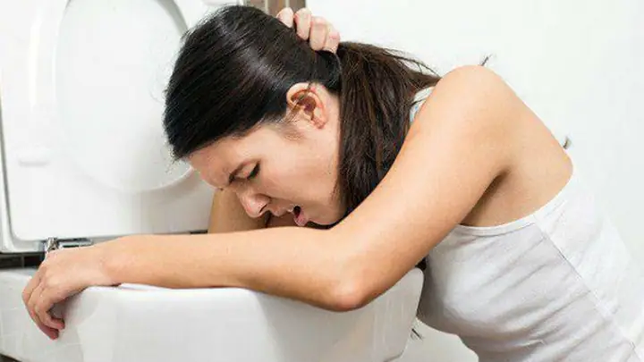 Mơ Thấy Người Khác Nôn Đánh Con Gì? Giải Mã Chi Tiết Và Những Con Số May Mắn