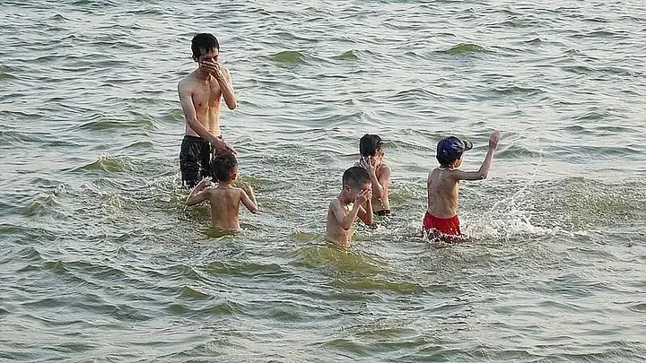 Giải Mã Ý Nghĩa Giấc Mơ Thấy Người Khác Tắm Và Các Con Số May Mắn Liên Quan