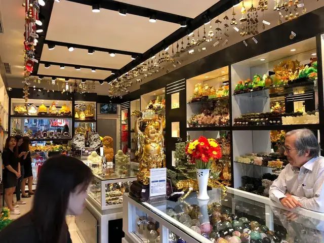 Giải Mã Giấc Mơ Thấy Người Mặc Áo Tang Trắng: Điềm Báo Hay Lời Nhắc Nhở?