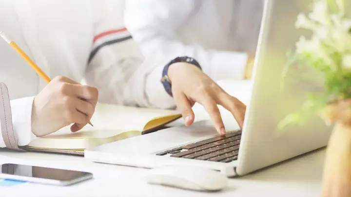 Giải Mã Giấc Mơ Thấy Người Mình Ghét Thích Mình: Thông Điệp Từ Vô Thức