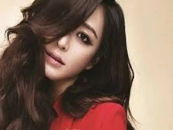 Giải Mã Giấc Mơ Thấy Người Phụ Nữ Mặc Đồ Đỏ: Điềm Lành Hay Dữ?