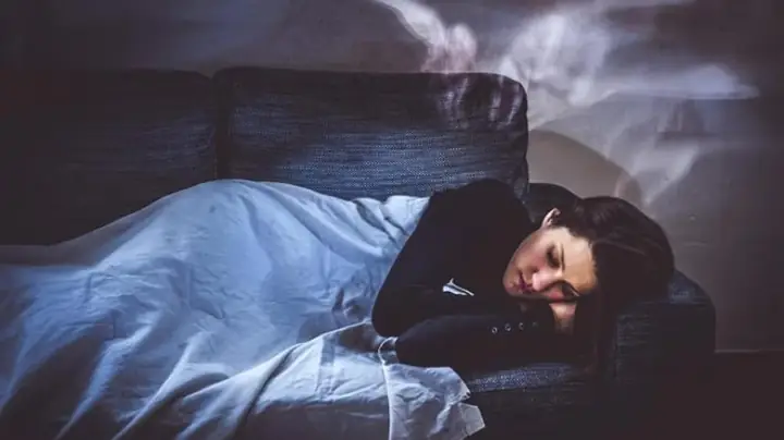 Mơ Thấy Người Yêu Cũ Đã Chết Hiện Về: Giải Mã Chi Tiết 7 Bối Cảnh Và Ý Nghĩa Tâm Linh