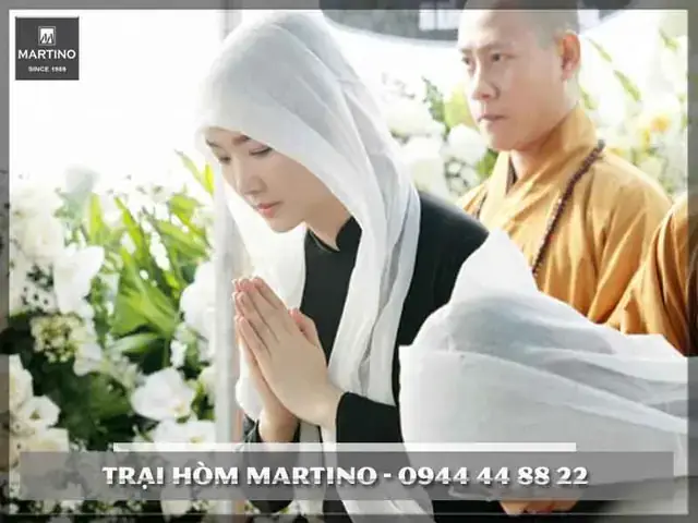 Giải Mã Chi Tiết Giấc Mơ Thấy Nhiều Người Đeo Khăn Tang: Điềm Báo, Tâm Linh & Cách Xử Lý