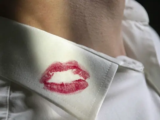 Giải Mã Ý Nghĩa Giấc Mơ Thấy Phụ Nữ Cười Với Mình: Điềm Báo Và Con Số May Mắn