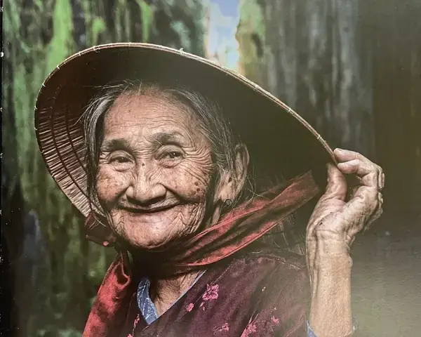 Giải Mã Giấc Mơ Thấy Phụ Nữ Không Mặc Quần: Ý Nghĩa Tâm Linh Và Những Con Số May Mắn