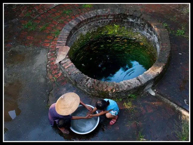 Mơ Thấy Rơi Xuống Giếng Đánh Con Gì? Giải Mã Chi Tiết Điềm Báo & Con Số May Mắn