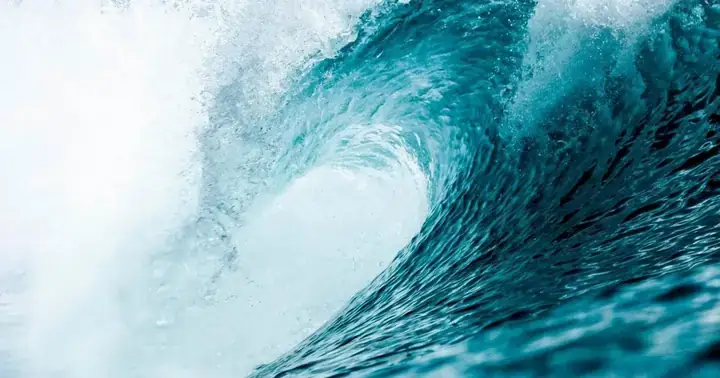 Giải Mã Giấc Mơ Thấy Sóng Biển Đánh Vào Người: Điềm Báo Gì Và Ý Nghĩa Tâm Linh