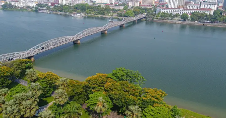 Cố Đô Huế Quyến Rũ Trong Mùa Hoa Điệp Vàng