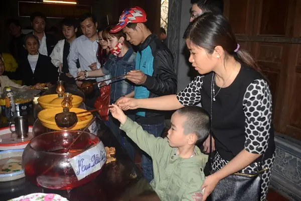 Giadinhnet - Mua Dầu Cúng Phật Đầu Năm Không Chỉ Giúp Ta Khai Sáng Trí Tuệ, Minh Mẫn, Mà Còn Là Nét Đẹp Văn Hoá Việt.