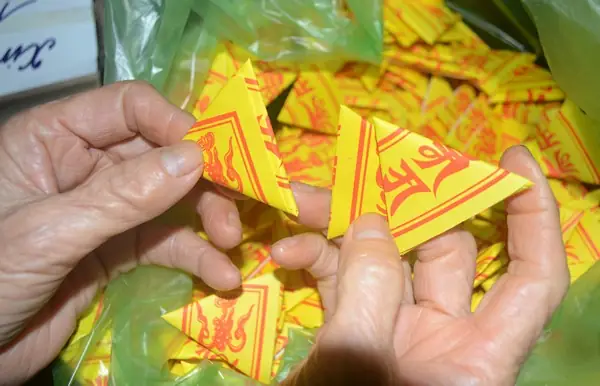 Giadinhnet - Mua Dầu Cúng Phật Đầu Năm Không Chỉ Giúp Ta Khai Sáng Trí Tuệ, Minh Mẫn, Mà Còn Là Nét Đẹp Văn Hoá Việt.