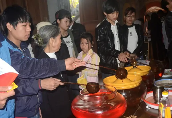 Giadinhnet - Mua Dầu Cúng Phật Đầu Năm Không Chỉ Giúp Ta Khai Sáng Trí Tuệ, Minh Mẫn, Mà Còn Là Nét Đẹp Văn Hoá Việt.