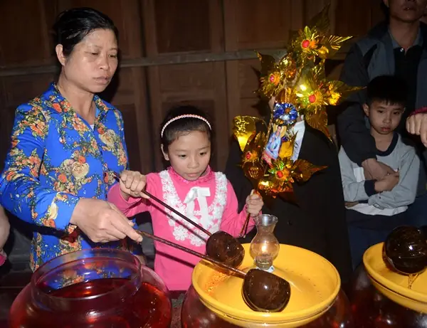 Giadinhnet - Mua Dầu Cúng Phật Đầu Năm Không Chỉ Giúp Ta Khai Sáng Trí Tuệ, Minh Mẫn, Mà Còn Là Nét Đẹp Văn Hoá Việt.